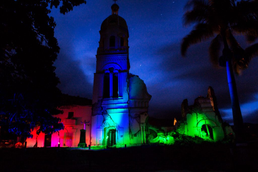 Iglesia ilumina con luces de colores
